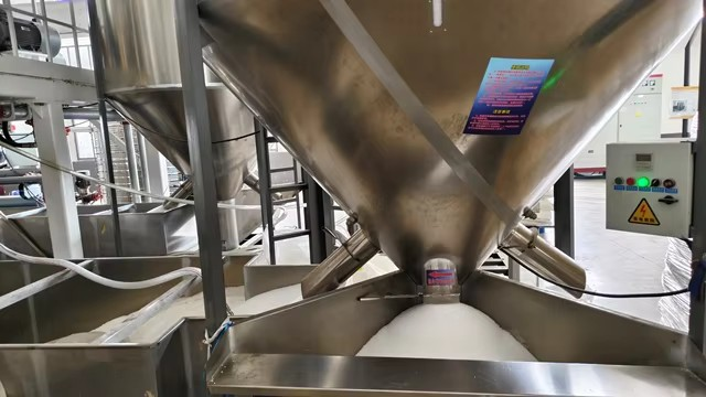 stretch-film-resin-feeding Resin feeding system on a cast stretch film production line