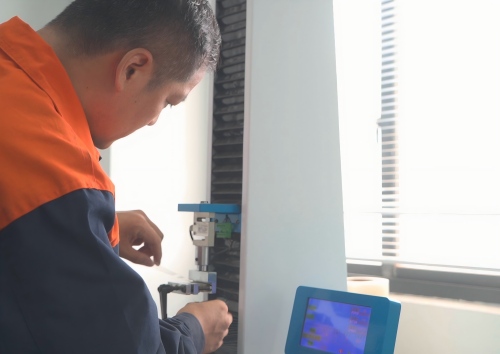 Evaluate Quality Control Before Placing Bulk Orders Stretch film elongation and breaking force test for quality control