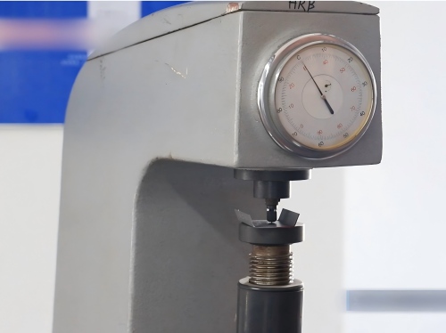 Digital micrometer measuring the thickness of a steel strapping seal to ensure the &plusmn;0.035mm tolerance required by GB/T 39040-2020.