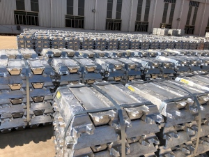 High-tensile steel strapping securing aluminum ingots by Juhong Packing, ensuring cargo integrity for non-ferrous metal exports