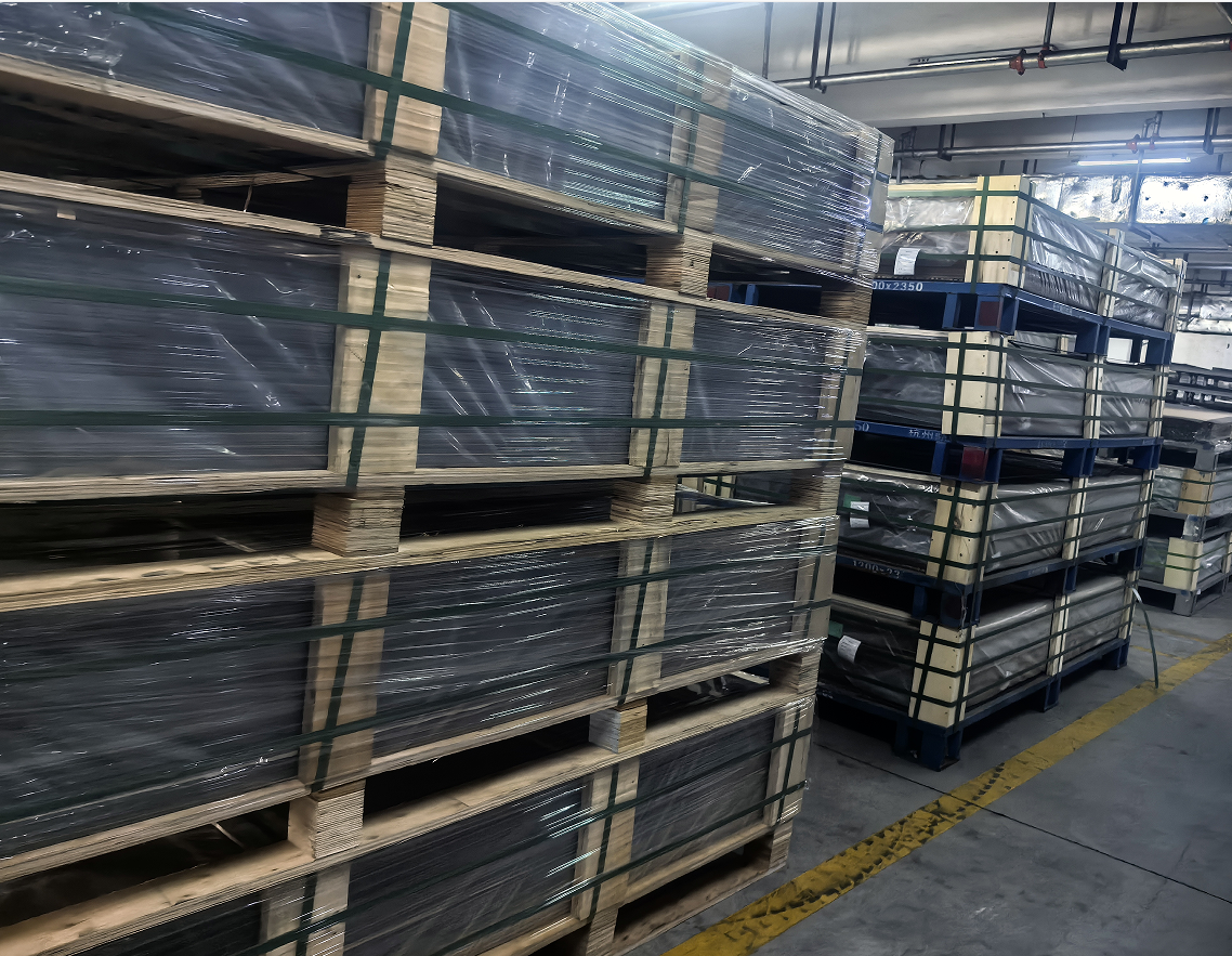 Industrial Stretch Film securing large, fragile Float Glass sheets on wooden pallet for safe transport