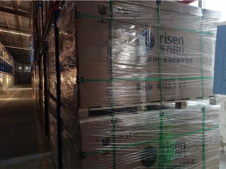 Juhong one-stop solar PV module packaging solution showing 16mm green diamond pattern PET strapping and high-performance 11-layer stretch film compliant with Risen Energy standards