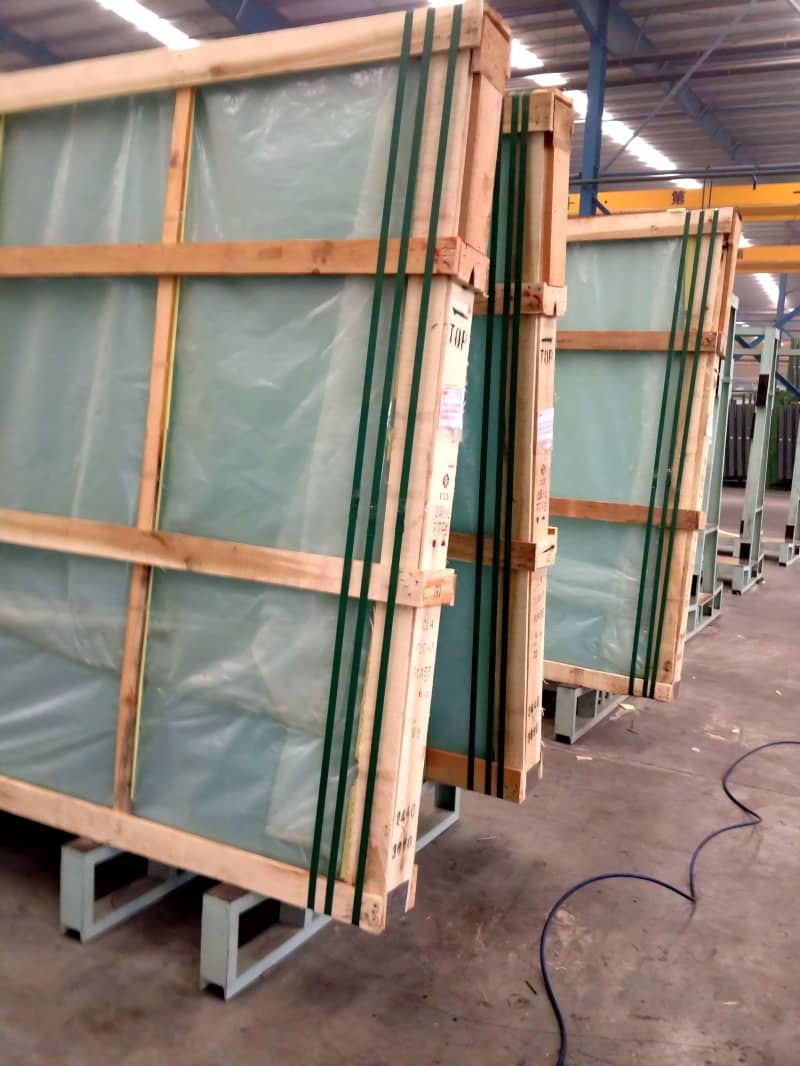 Green PET Strapping securing fragile photovoltaic glass panels for stable, high-value solar energy transport