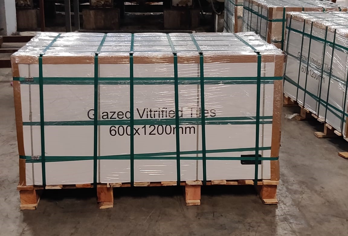 Green PET Strapping securing fragile ceramic tiles and stone slabs for damage-free pallet transport