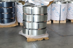 Heavy-duty 1020 MPa high tensile zinc coated jumbo steel banding in oscillated winding, meeting international EN 13246 and US ASTM requirements for global supply chain safety.