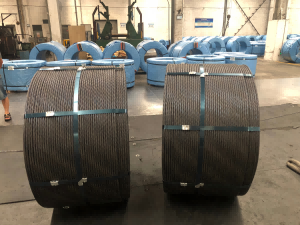 Professional on-site application of Juhong high-tensile steel strapping for the steel wire and cable industry, ensuring secure bundling and cargo integrity during global transport