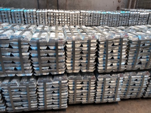 High tensile steel strapping and industrial strapping seals securing aluminum ingot bundles, compliant with ASTM D3953 and EN 13246 standards for professional cargo integrity.