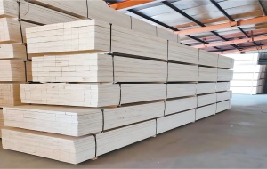 Steel strapping securing lumber bundle – heavy-duty pallet banding for wood industry export packaging