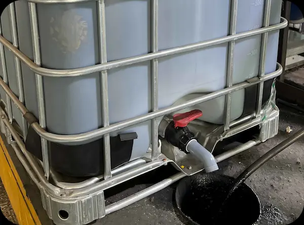Painted steel strapping passing through the coating and waxing line