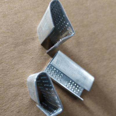 Toothed serrated seal detail for PET and PP plastic strapping applications