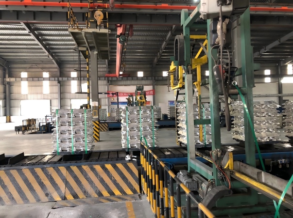 Juhong Packing\'s AAR-certified machine-grade PET strapping (ID: 124) being used in a fully automatic packaging system to secure aluminum ingot bundles in the non-ferrous metals industry