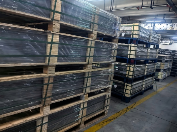 Juhong Packing\'s AAR-certified PET strapping (ID: 124) and high-clarity industrial stretch film securing a float glass pallet for safe transit in the flat glass and ceramics industry