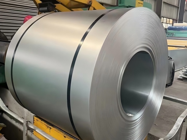 Final strapping procedure of a heavy steel coil in a metallurgy mill, utilizing Juhong Packing\'s heavy-duty steel strapping solutions optimized for automated or manual tensioning tools.