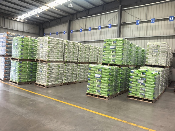 Juhong Packing\'s high-performance industrial stretch film being used to wrap pallets of putty powder in a construction material warehouse. This puncture-resistant and moisture-proof film ensures maximum load stability, protecting chemical powders from dust and humidity during storage and distribution.