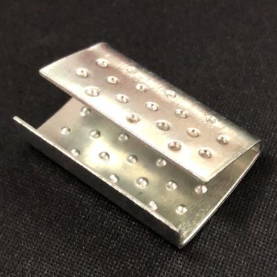 Dotted serrated seal detail for PET and PP strapping with anti-slip gripping pattern