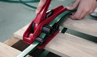 tighten-plastic-strapping-with-manual-tensioner