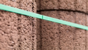 PET strapping joined with a heat-sealed joint