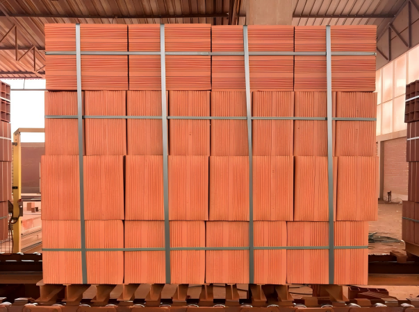 Juhong Packing\'s AAR-certified (ID: 124) PET strapping being used to secure red brick pallets. This high-performance banding features superior elastic memory and UV resistance, ensuring long-term load stability for masonry products during outdoor storage and global transport
