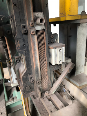 Close-up of magazine seals in machine-feed steel strapping application