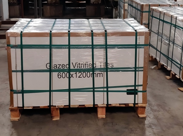 Juhong Packing\'s AAR-certified PET strapping (ID: 124) and high-performance stretch film integrated for securing ceramic tile pallets. This professional packaging combination provides superior shock absorption, puncture resistance, and moisture protection, ensuring surface integrity and load stability for fragile porcelain tiles during global maritime and rail transport