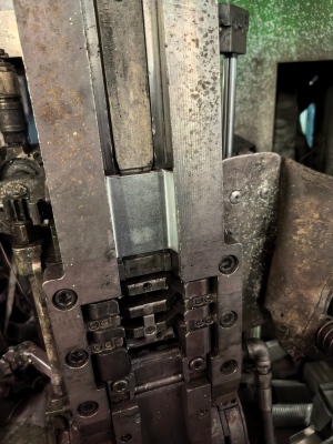 Magazine seals arranged in a fully automatic steel strapping machine