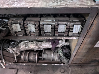 Stacked magazine seals loaded in an automatic steel strapping machine