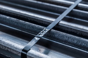 Detail of a die-cut sealless joint on Juhong high-tensile steel strap, demonstrating a reliable buckle-free connection for efficient packaging.