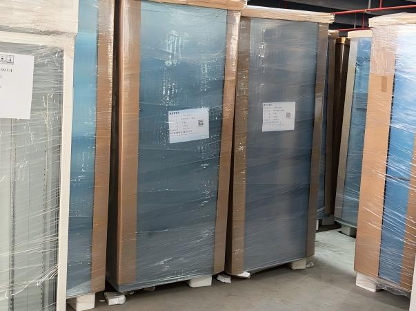 An industrial photograph showing a finished refrigerator completely secured with high-performance, clear stretch film. The film provides a hermetic barrier against dust, moisture, and scratches, protecting the appliance\'s painted surface during warehousing and long-haul sea freight logistics. This application demonstrates the load stability and containment required for high-value white goods supply chains.