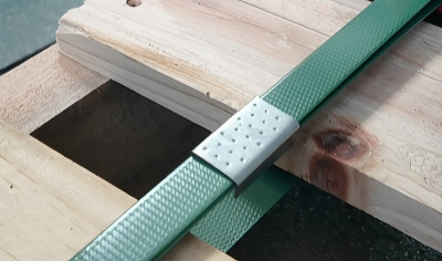 place-metal-clip-on-plastic-strapping